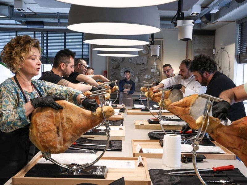 義大利醃火腿、起司聞名全球，為發揚此一飲食文化，誕生了全義首間提供專門課程與訓練的「火腿起司學校」（UniSaFo），圖為手切火腿技藝授課情形。（UniSaFo提供）中央社記者黃雅詩羅馬傳真114年11月28日