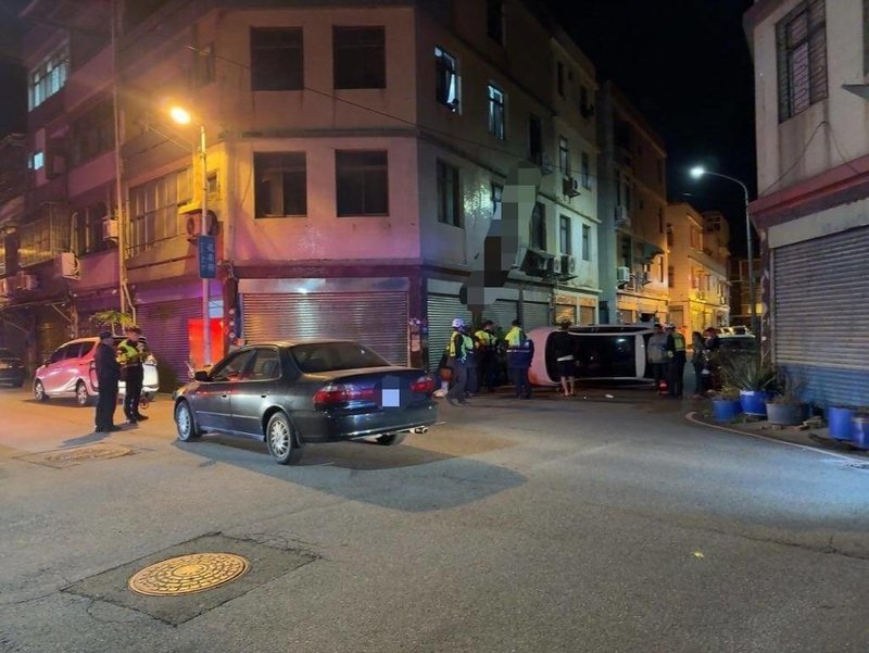 19歲王姓男子28日凌晨無照駕駛自小客車，於苗栗縣竹南鎮與他車發生碰撞，王男車輛失控側翻，並波及3輛停放路旁的汽機車。警方表示，王男輕微擦挫傷，由救護人員於現場清理傷口擦藥未就醫。（警方提供）中央社記者管瑞平傳真　114年11月28日