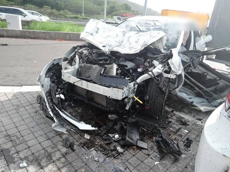 陳姓男子28日開車時疑因使用輔助駕駛系統、分心駕駛,在國道1號楊梅休息站先後撞擊護欄及5輛停車格內車輛,包含陳男自己在內共有3人輕傷、送醫治療。(警方提供)中央社記者葉臻傳真 114年11月28日