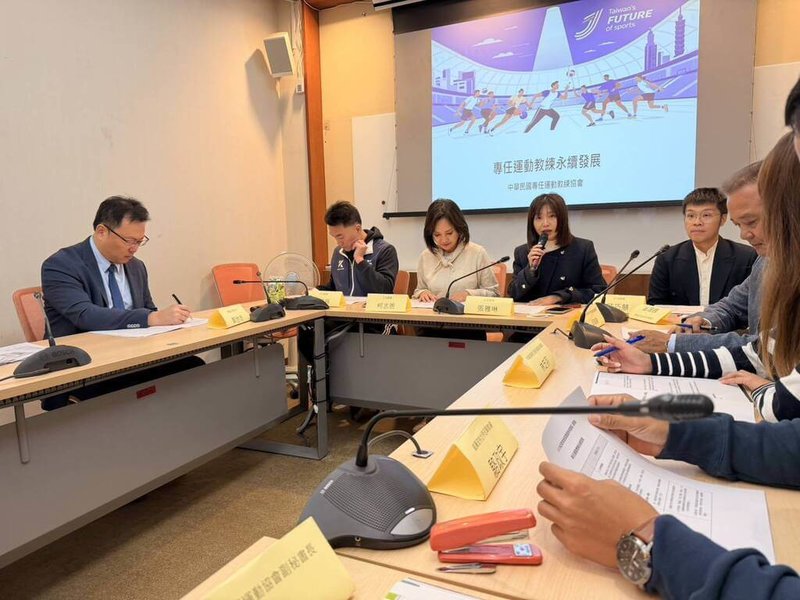 中華民國專任運動教練協會28日和多名立委共同舉行記者會，提出「專任運動教練專業加給改革」及「調整專任運動教練考核機制」，多名與會立委呼籲運動部儘速檢討專業加給。（中華民國專任運動教練協會提供）中央社記者黎建忠傳真　114年11月28日