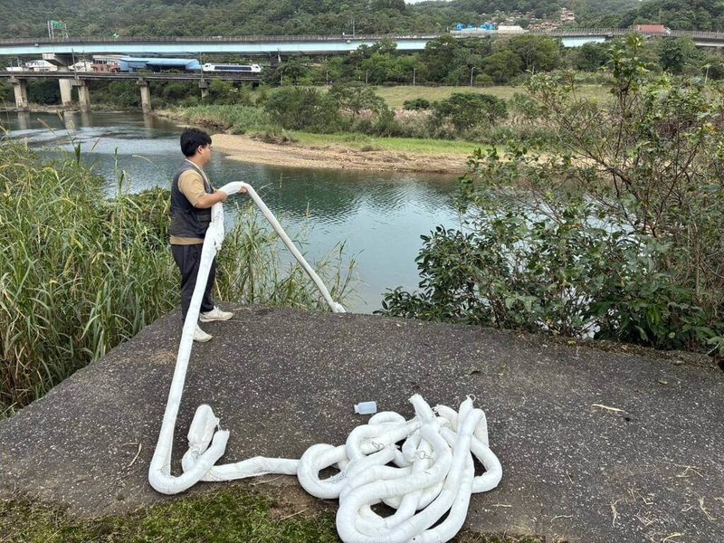 基隆河八堵抽水站附近河面27日出現油污，環保局28日表示，獲報後隨即啟動緊急應變與稽查作業，並在河面上布設攔油索，已加強巡查、追緝污染源。（基隆市政府提供）中央社記者沈如峰基隆傳真　114年11月28日