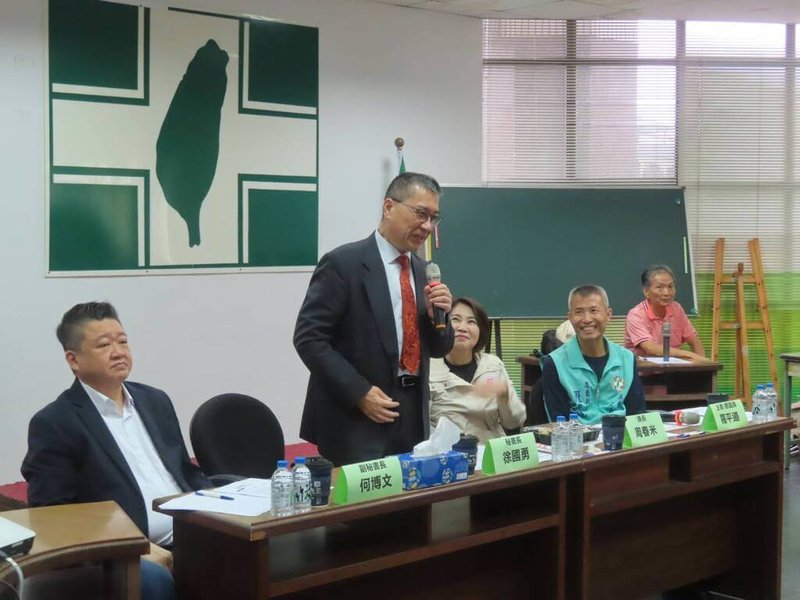 民進黨秘書長徐國勇（左2）28日赴屏東與黨公職座談，縣長周春米（左3）也出席與會。（民進黨屏東縣黨部提供）中央社記者黃郁菁傳真　114年11月28日