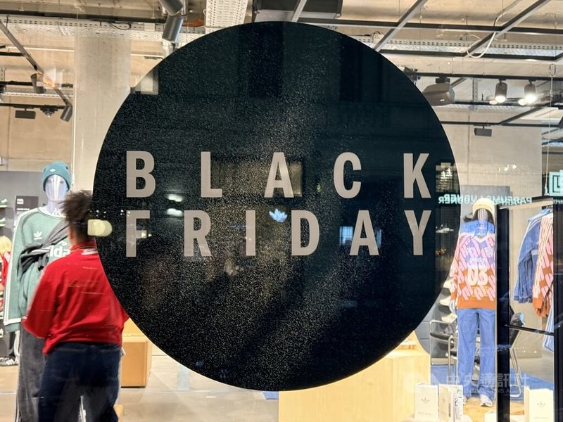 德國聖誕節前夕最大的折扣季「黑色星期五」（Black Friday）開跑，德國當地業者面臨Temu、SHEIN等中國低價電商競爭，不得不加大打折力道，壓縮獲利。圖為柏林德國運動品牌愛迪達店面黑五期間廣告。中央社記者林尚縈柏林攝　114年11月28日
