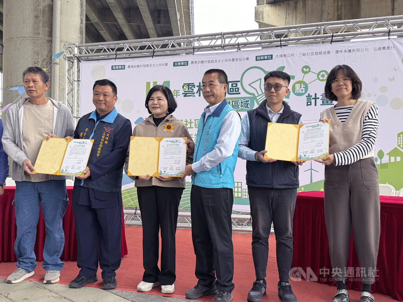 雲林縣長張麗善（左3）、大埤鄉長林森寳（右3）28日見證洋菇場、致力農業剩餘資源再利用的拾蚯樂與大埤三結社區發展協會理事長黃迺勛（左2）簽備忘錄（MOU），落實低碳行動。中央社記者姜宜菁攝　114年11月28日