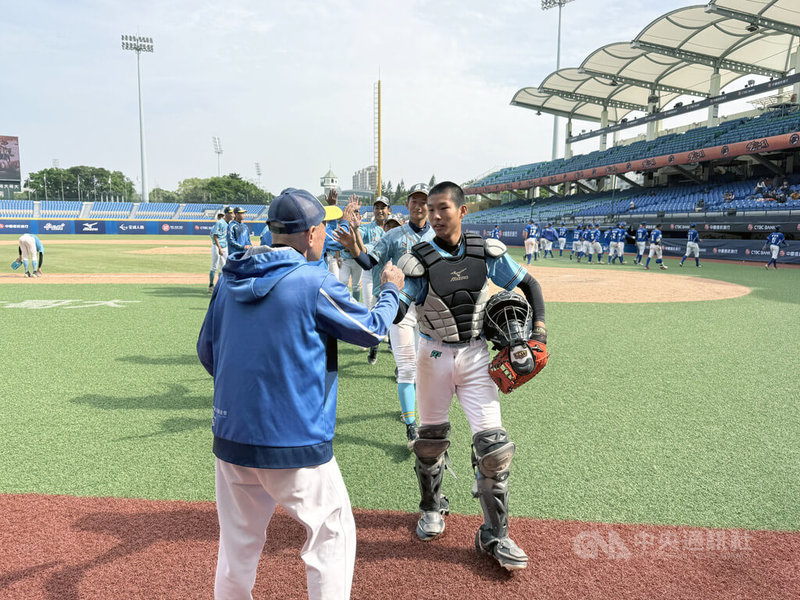 黑豹旗青棒賽28日進行8強賽，羅東高工以4比2擊敗美和高中、闖進4強，是目前為止球隊在全國賽最佳成績。圖為賽後球員與教練擊掌畫面。中央社記者謝靜雯攝　114年11月28日