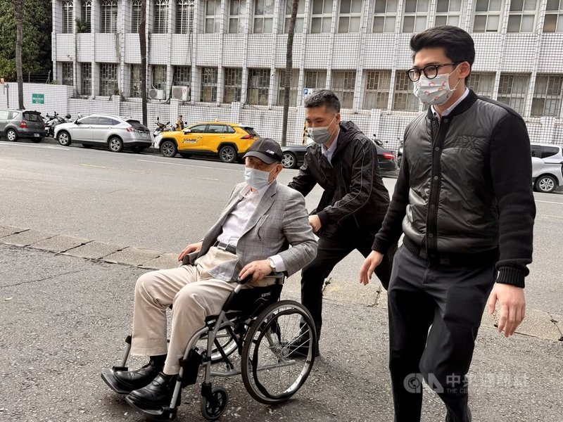 台北地檢署偵辦中石化旗下鼎越開發購買京華城土地涉違證交法案，114年5月間展開搜索、約談。檢察官28日指揮調查局以被告身分約談威京集團主席沈慶京（坐輪椅者）說明，下午移送台北地檢署複訊。中央社記者林長順攝　114年11月28日