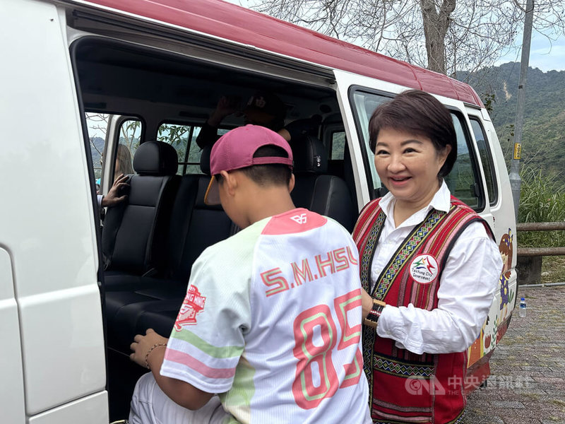 台中市自達幸福巴士28日上路，路線串連東勢、卓蘭生活圈，整合就學、長照等交通需求，提供自由國小棒球隊最強的交通支援，市長盧秀燕（右）親自赴雙崎921紀念公園視察。中央社記者趙麗妍攝　114年11月28日