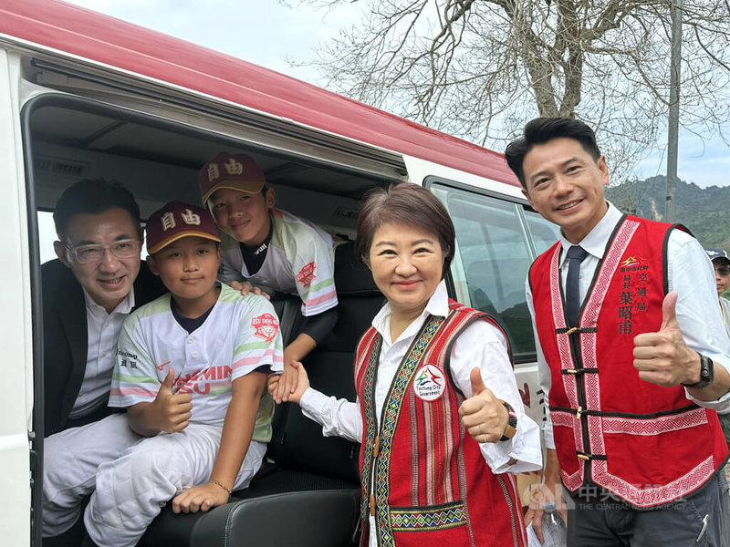 台中市長盧秀燕(右2)28日在雙崎921紀念公園宣布自達幸福巴士正式上路,立法院副院長江啟臣(左)也出席活動。圖右為台中市交通局長葉昭甫。中央社記者趙麗妍攝 114年11月28日