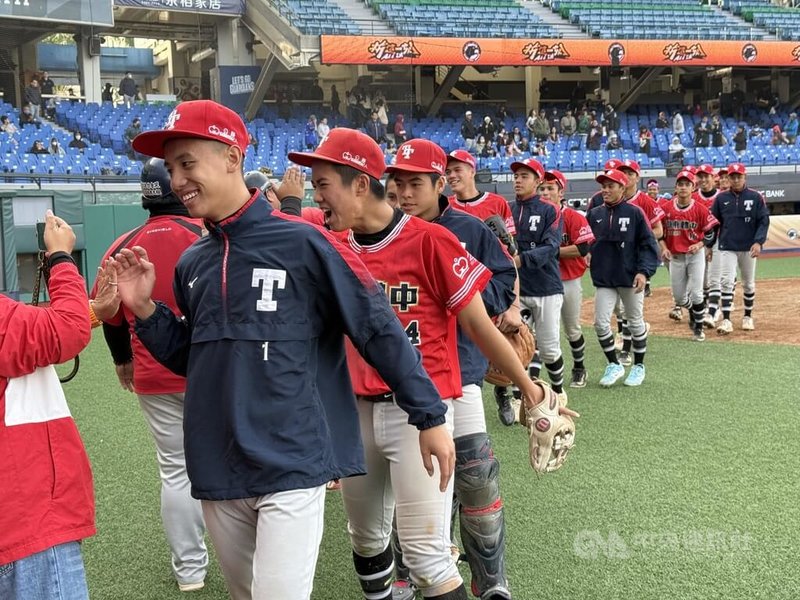 2025年第13屆黑豹旗全國高中棒球大賽台東體中（圖）28日在8強戰以1比0擊敗大溪高中，繼2021年後、睽違4年再度闖入黑豹旗4強。中央社記者謝靜雯攝　114年11月28日
