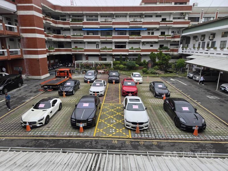 屏東縣警察局28日公布打詐行動專案成果,自民國114年11月10日至21日,短短12天內瓦解48個詐騙集團、查獲197名嫌犯,並查扣車輛25部及大筆現金、不動產、虛擬貨幣等,查扣車輛中不乏勞斯萊斯與賓士名車。中央社記者黃郁菁攝 114年11月28日