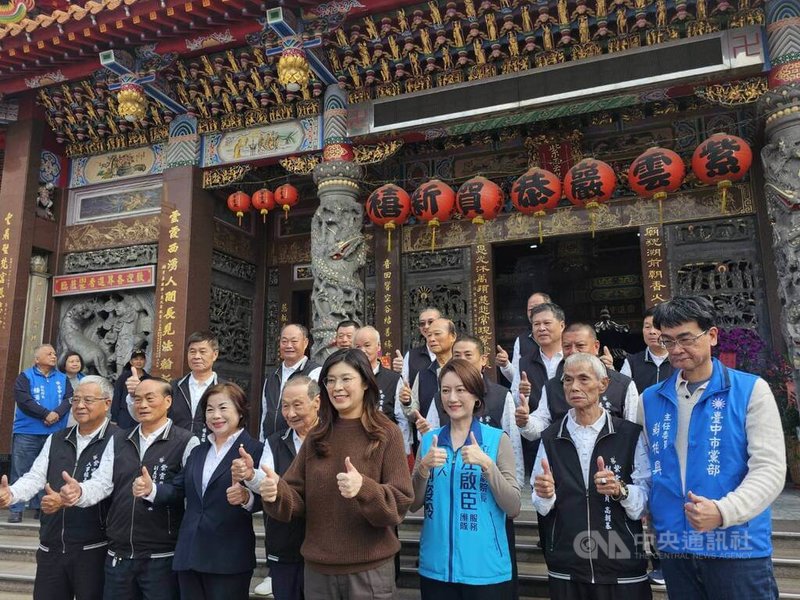 國民黨主席鄭麗文（前右4）28日南下台中清水紫雲巖與黨員座談並在廟前合影留念。面對媒體問及台中市長是否進行黨內初選，鄭麗文表示，一切照通過的提名辦法進行。中央社記者趙麗妍攝　114年11月28日