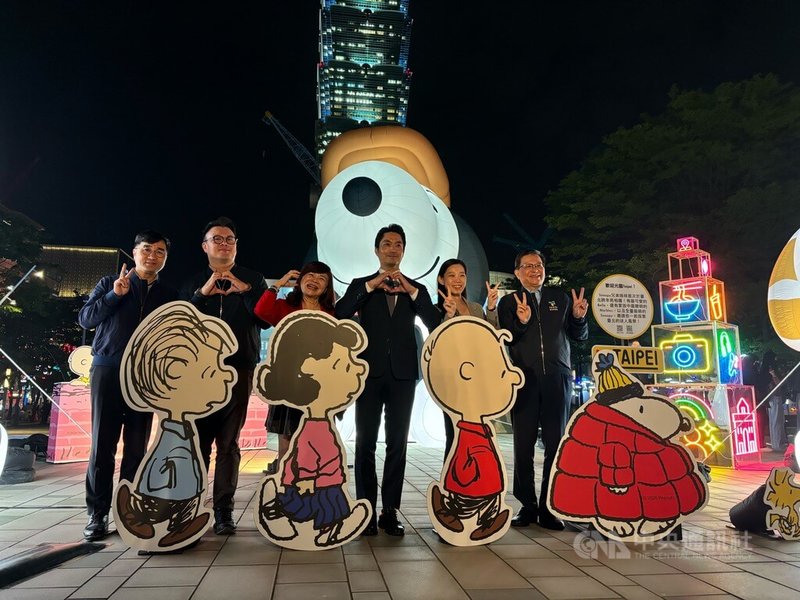 台北市長蔣萬安（右3）28日晚間出席「閃亮耶誕High跨年」宣傳記者會，宣布台北年末3大活動將接續展開，並與人氣經典漫畫角色史努比裝置藝術合影。中央社記者陳昱婷攝　114年11月28日