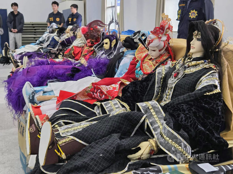 屏東縣政府警察局28日公布打詐專案成果,其中恆春警分局分享破獲刻偶師未經授權,私刻霹靂布袋戲偶販售。中央社記者黃郁菁攝 114年11月28日