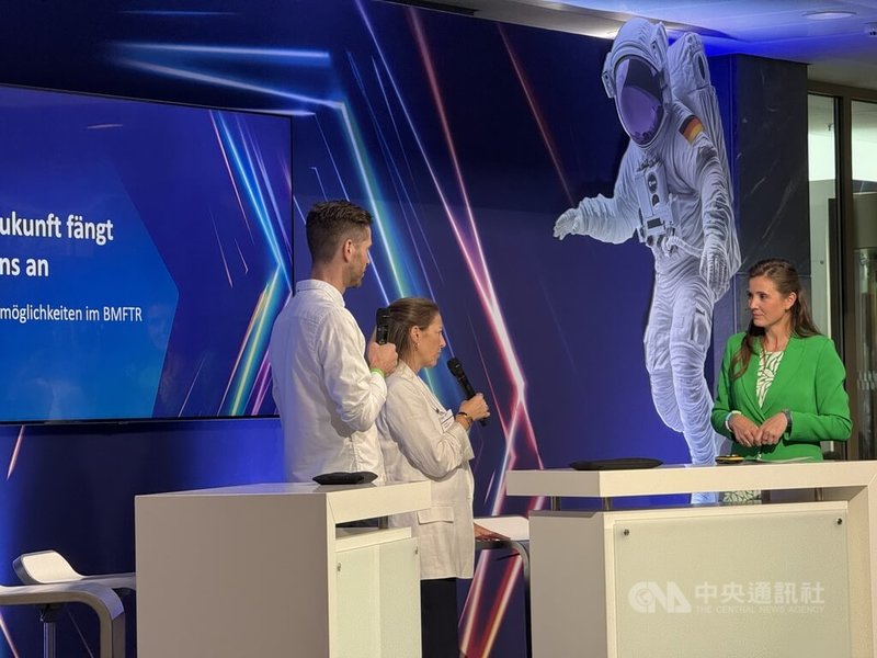 德國聯邦研究、科技及航太部(BMFTR)8月舉行年度開放日,部內人員向民眾介紹德國太空任務。梅爾茨政府5月上台後進行部會重組,首次將「航太」納入部會名稱,被視為德國強化科技與太空戰略的重要一步。中央社記者林尚縈柏林攝 114年11月28日