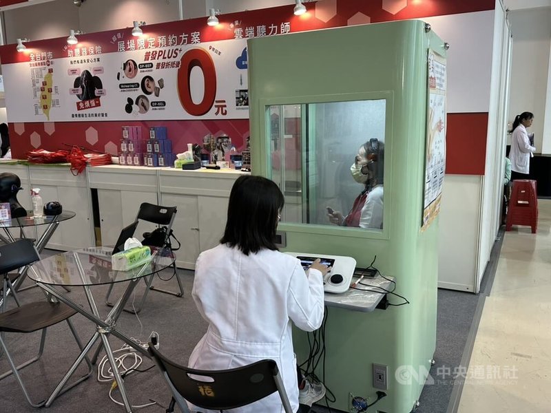 「2025樂．無齡博覽會」28日起一連3天在高雄展覽館登場，活動聚焦在55歲以上民眾，結合中央及地方政府、產業與醫療體系，展示長照輔具、AI智慧監測、預防醫學及健康生活方案。中央社記者林巧璉攝　114年11月28日