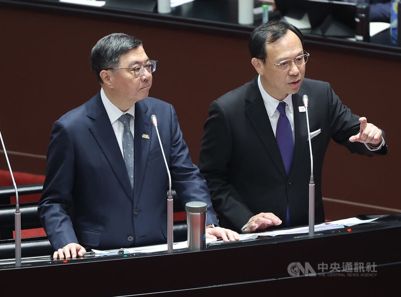 對於立法院法制局提出修旁系血親禁婚範圍，衛福部長石崇良（右）28日表示，這要回到專業的討論，在少子女化時代來講，是否會因為放寬親等，造成一些遺傳性疾病的增加，需更多科學評估。左為行政院長卓榮泰。中央社記者趙世勳攝　114年11月28日