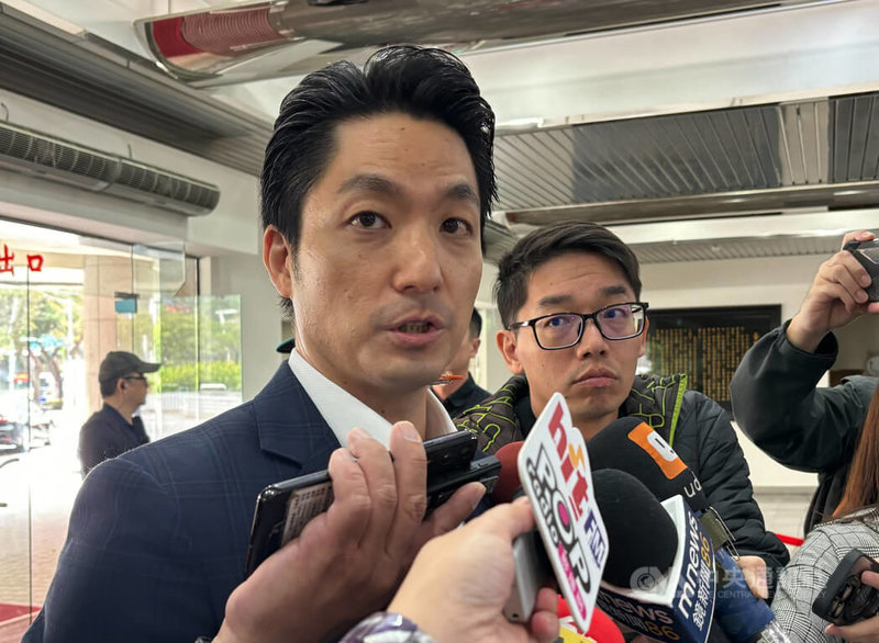 台北市長蔣萬安(前左)28日下午赴台北市議會接受市政總質詢,會前被媒體堵訪詢問上午跨局處會議內容。中央社記者陳昱婷攝 114年11月28日