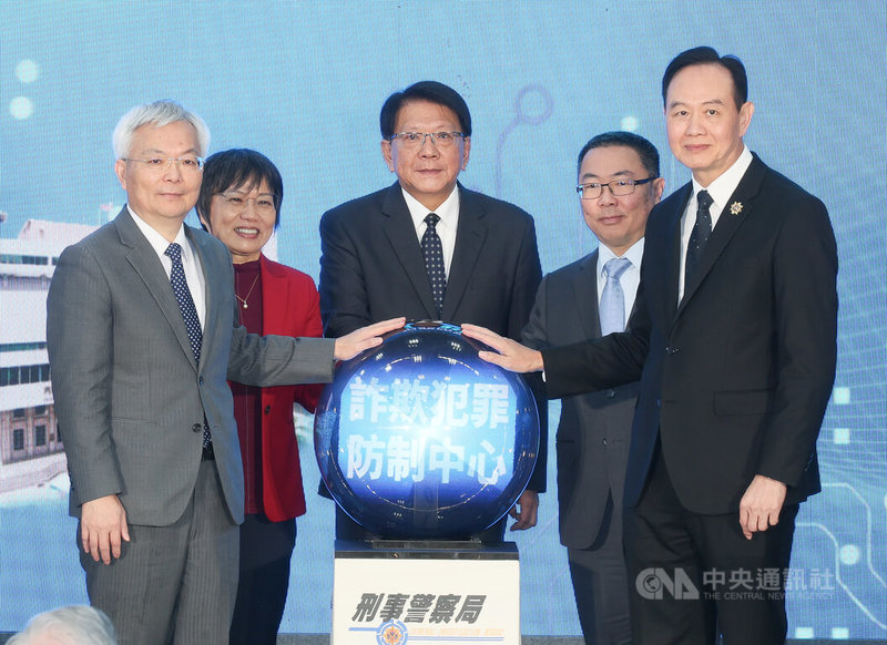 「詐欺犯罪防制中心法制化啟航典禮」記者會28日在刑事局舉行,總統府祕書長潘孟安(中)、內政部長劉世芳(左2)、行政院政務委員林明昕(右2)、警政署長張榮興(左)、刑事局長周幼偉(右)出席,一同啟動儀式。中央社記者謝佳璋攝 114年11月28日