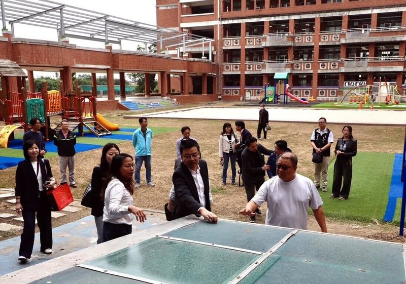 嘉義縣校園7月間因風災受損，台積電施工團隊協助修復，台積電先進封裝技術暨服務副總經理何軍（前中）並親赴校園了解執行成果。（嘉義縣政府提供）中央社記者黃國芳傳真　114年11月28日