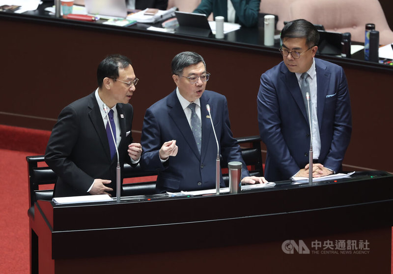 行政院長卓榮泰（中）28日率相關部會首長赴立法院會列席備詢，並與衛福部長石崇良（左）、環境部長彭啓明（右）上台回應立委質詢。中央社記者趙世勳攝　114年11月28日