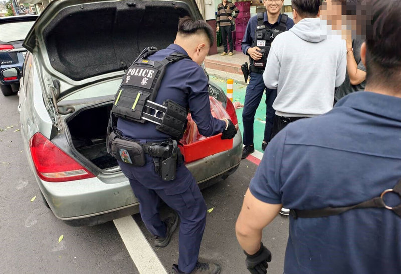 2名越南籍逃逸移工27日涉嫌在竹北市縣政二路販賣狗肉遭逮，警方現場查獲43公斤疑遭肢解的不明肉品，全案後續將移請新竹地檢署續辦。（新竹縣政府提供）中央社記者郭宣彣傳真　114年11月28日