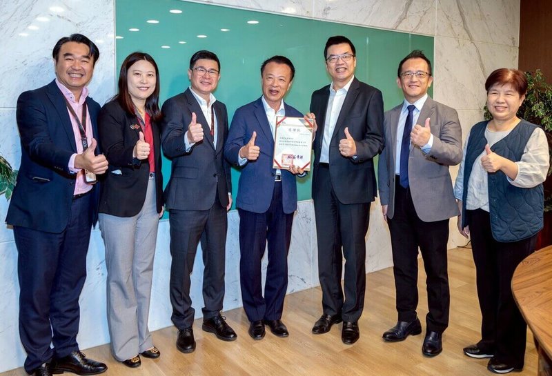 嘉義縣校園7月因風災受損，台積電施工團隊協助修復，縣長翁章梁（中）28日親自頒贈感謝狀，由台積電先進封裝技術暨服務副總經理何軍（右3）代表接受。（嘉義縣政府提供）中央社記者黃國芳傳真　114年11月28日