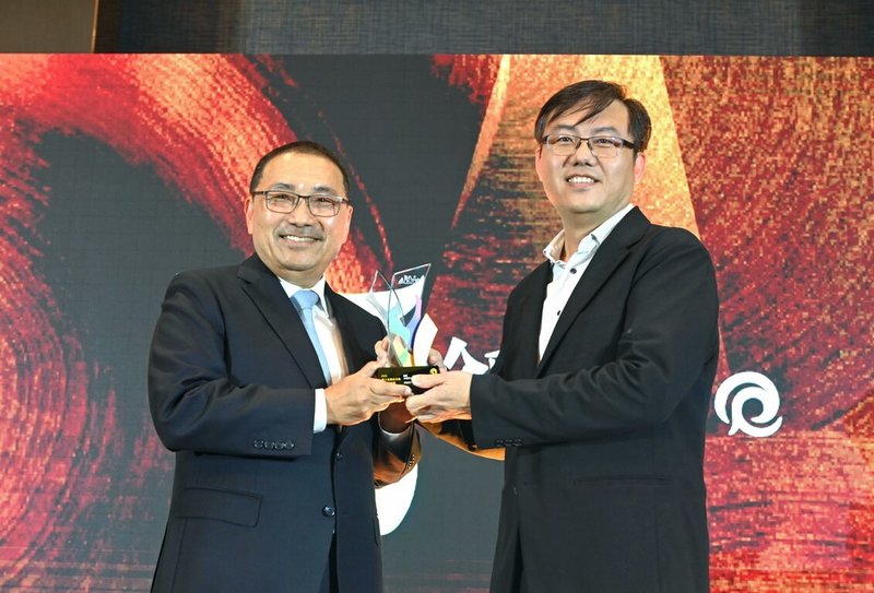 第15屆金采獎28日晚間在新北市頒獎，新北市長侯友宜（左）頒獎給獲得「金采視界獎」的台中市大屯有線電視，由大屯有線電視新聞中心經理吳鑑原（右）代表領獎。（新北市新聞局提供）中央社記者黃旭昇新北市傳真　114年11月28日