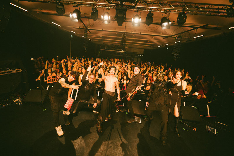 F:F:F音樂節是台灣與芬蘭首度以金屬樂相互交流的活動,當地時間27日在芬蘭首都赫爾辛基登場,樂團閃靈也共襄盛舉,過去曾在芬蘭演出的他們吸引眾多樂迷前來聆賞。(中華文化總會提供)中央社記者王寶兒傳真 114年11月28日