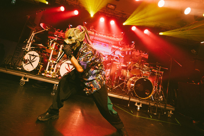 樂團血肉果汁機身穿由台灣塗鴉插畫家布雷克設計、布滿台中街頭霓虹招牌的「賽博台客」服飾,於F:F:F音樂節熱血開唱。(中華文化總會提供)中央社記者王寶兒傳真 114年11月28日