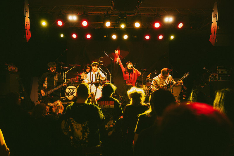 台灣金屬樂團「恆月三途」登上於芬蘭舉行的F:F:F音樂節熱力開唱,演出造型由台灣設計師品牌INF打造,芬蘭樂迷還在演出結束前,即時送上表演素描畫像,讓樂團成員驚喜不已。(中華文化總會提供)中央社記者王寶兒傳真 114年11月28日