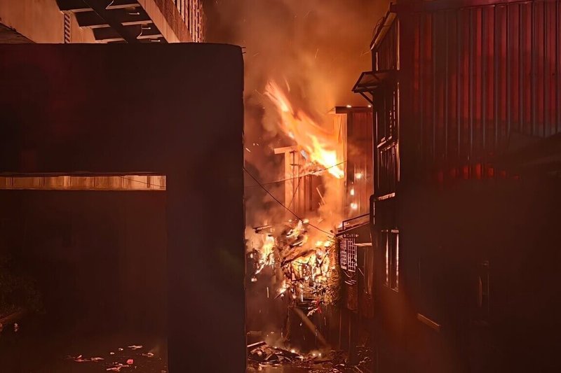 基隆市成功二路一間民宅28日凌晨發生火警，火勢猛烈，獨居屋內90多歲老婦被及時救出，火勢約在凌晨1時30分撲滅。（基隆市消防局提供）中央社記者沈如峰基隆傳真　114年11月28日