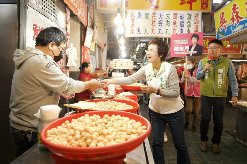 民進黨立委陳素月（前左2）爭取黨內提名參選彰化縣長，除持續深耕南彰化地區，近期也勤走北彰化，27日陳素月並與團隊赴鹿港市場掃街。（陳素月團隊提供）中央社記者鄭維真傳真　114年11月28日