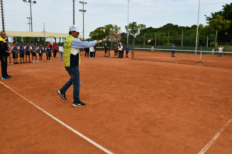 彰化市長林世賢（前）積極爭取民進黨提名參選彰化縣長，他表示，未來若能掌縣政，將研擬成立「青年運動教育發展處」，並規劃打造國家選手培訓中心、提高選手獎金及推出全民運動計畫等。（林世賢團隊提供）中央社記者鄭維真傳真　114年11月28日