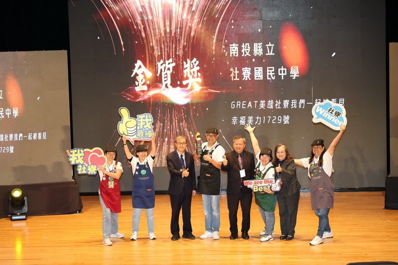 114年度教育部校長領導卓越獎暨教學卓越獎頒獎典禮28日在南投登場，教育部長鄭英耀（左3）與南投縣副縣長王瑞德（右4）頒獎表揚獲獎者，祝賀並感謝他們對教育的熱情及奉獻。（南投縣政府提供）中央社記者鄭維真傳真 114年11月28日