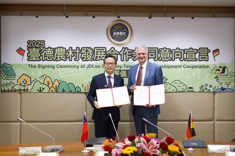 農業部農村發展及水土保持署與德國聯邦農糧局28日由駐德代表谷瑞生（左）及德國在台協會處長狄嘉信（Karsten Tietz）（右）代表簽署「台德國際農村發展合作共同意向宣言」，盼持續深化雙邊農村永續發展，開創永續農村合作新典範。（農村水保署提供）中央社記者汪淑芬傳真　114年11月28日