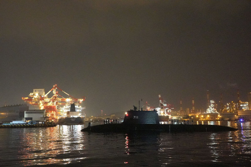 海鯤軍艦28日順利完成浮航測試返回高雄港。（台船公司提供）中央社記者吳書緯傳真　114年11月28日
