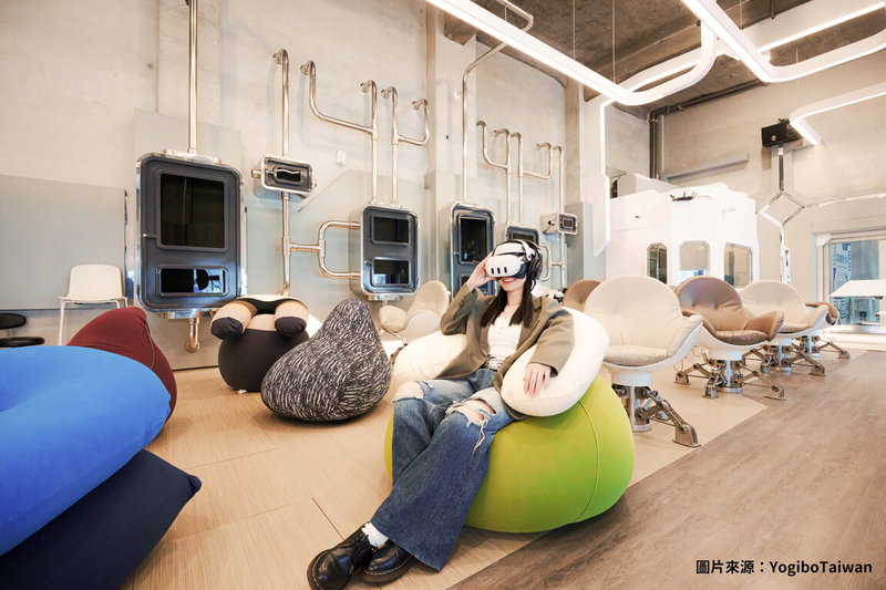 高雄VR體感劇院2025年跨年打造主打「I人友善」的沉浸式倒數體驗，結合VR、音樂演出、零食酒飲與懶骨頭休憩區。（Yogibo Taiwan提供）中央社記者林巧璉傳真　114年11月28日