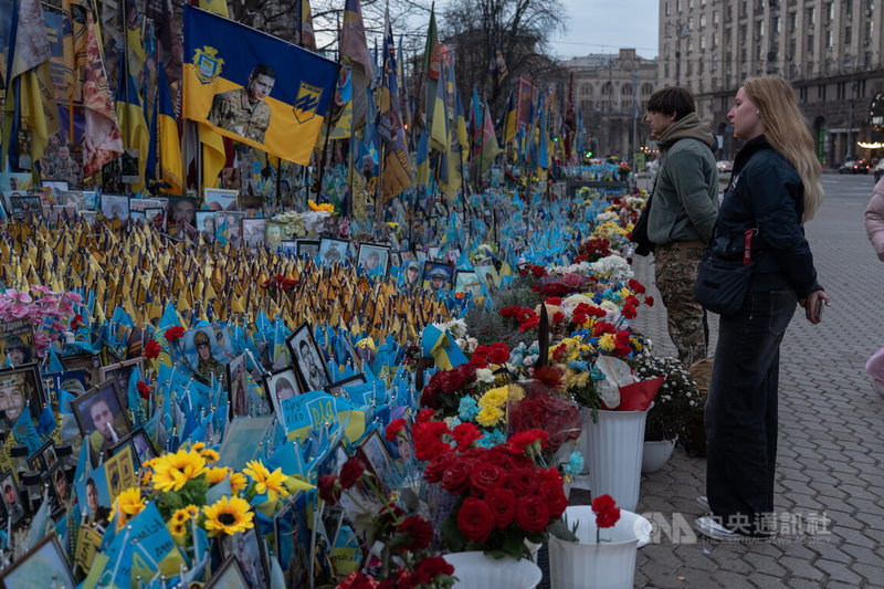 俄烏和平方案再度成為國際焦點，但基輔民眾對和談普遍不抱期待。圖為基輔獨立廣場附近，有民眾悼念在俄烏戰事中，為烏克蘭犧牲的士兵。中央社記者陳彥婷基輔攝　114年11月28日