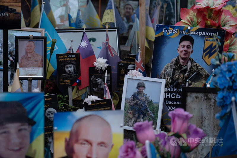 俄烏和平方案再度成為國際焦點，但基輔民眾對和談普遍不抱期待。圖為基輔獨立廣場附近，放置了台灣志願兵曾聖光與吳忠達的悼念照。中央社記者陳彥婷基輔攝　114年11月28日