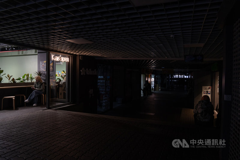 俄烏和平方案再度成為國際焦點，但基輔民眾對和談普遍不抱期待。圖為烏克蘭能源設施遭重創，多區日常需要限電，街頭氣氛沉重。中央社記者陳彥婷基輔攝　114年11月28日