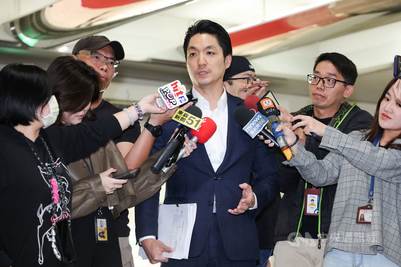 台北市長蔣萬安（前中）28日赴議會接受市政總質詢，會前接受媒體聯訪，回應萬華雙和市場火警相關議題。中央社記者翁睿坤攝　114年11月28日