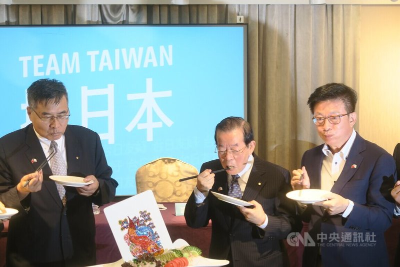 台北大同扶輪社28日舉行「友誼水產 善的循環：Team Taiwan 挺日本」記者會，前駐日代表謝長廷（中）、立委郭國文（右）、台北大同扶輪社長李明峻（左）共同享用日本水產展現對日支持。中央社記者吳書緯攝　114年11月28日