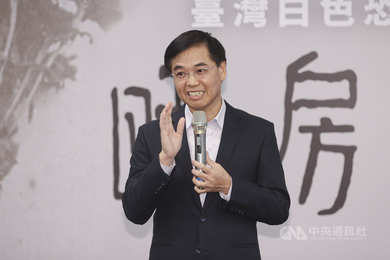 國家人權博物館與雙囍出版社合作出版「暗房與光:台灣白色恐怖詩選」,人權館長洪世芳(圖)28日出席新書發表會向詩人們致意,表示相當開心見到許多新血加入,共同守護民主與人權的發展。中央社記者鄭清元攝 114年11月28日