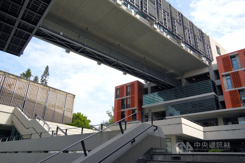 台灣大學人文館歷經將近20年的規劃施工，今年終於完工，設計著重「新舊對話」，整體結構像是一個畫框，把保留下來的「洞洞館」農業陳列館（圖中左側建築）框在其中。中央社記者陳至中台北攝　114年11月28日
