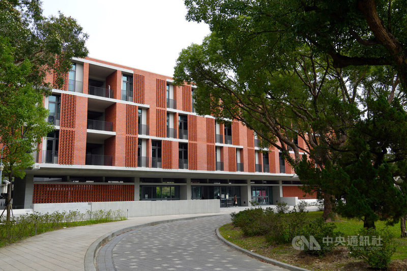 台灣大學人文館位於校總區大門左側，歷經將近20年的規劃施工於今年完工，師生已陸續進駐。建築採用清水混凝土搭配傳統清水磚，詮釋四合院意象。中央社記者陳至中台北攝　114年11月28日