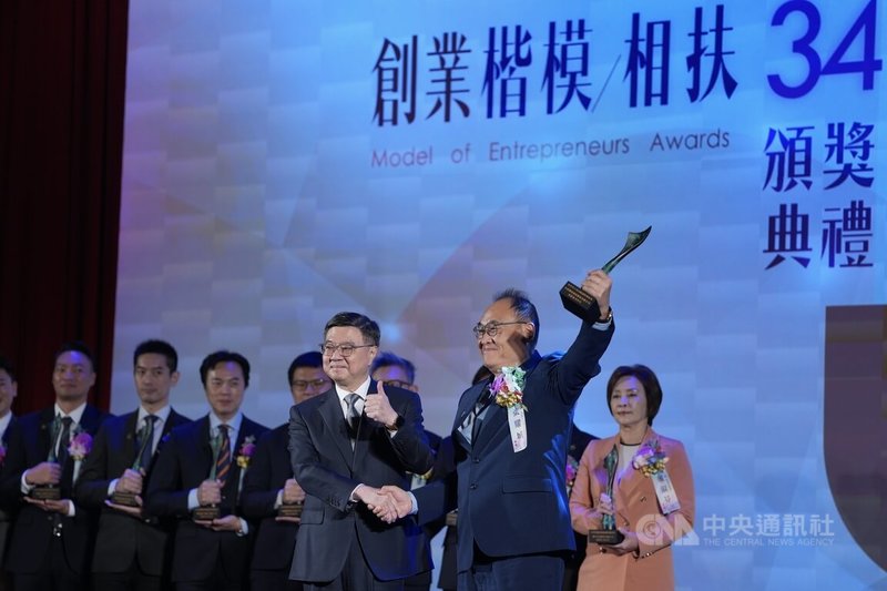 行政院長卓榮泰(前左)28日出席中華民國第48屆、海外華人第34屆創業楷模暨創業相扶獎頒獎典禮,親自頒獎表揚獲獎者。中央社記者徐肇昌攝 114年11月28日