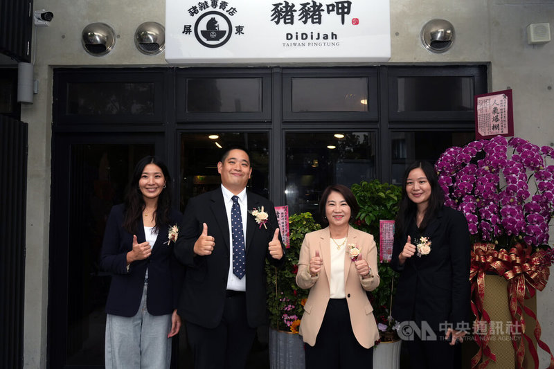 屏東起家老品牌台畜進駐屏東西市場，縣長周春米（右2）、台畜董事長張華欣（左2）28日共同為新品牌「豬豬呷－屏東豬雜專賣店」揭牌。中央社記者黃郁菁攝　114年11月28日