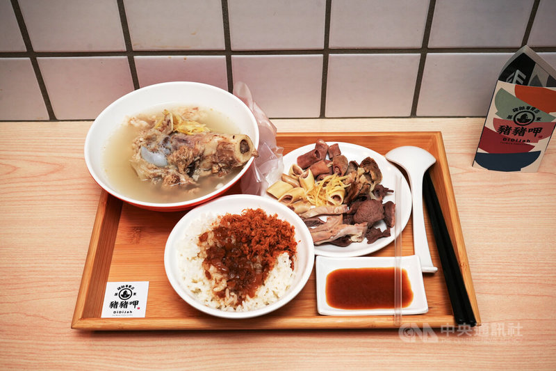 台畜推動「全豬利用」與「產地直供」,新品牌「豬豬呷-屏東豬雜專賣店」為小吃餐廳,28日正式進駐屏東西市場,販售品項包含豬雜黑白切、肉燥飯及大骨湯等。中央社記者黃郁菁攝 114年11月28日