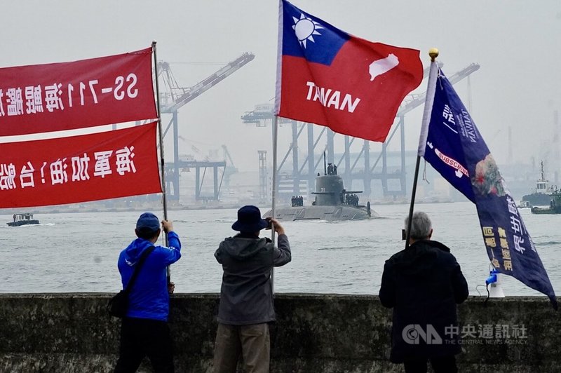潛艦國造原型艦海鯤號繼27日進行第4次海上測試，28日上午再度出海進行第5次浮航測試，軍事迷於高雄港邊揮旗加油，目送海鯤號出航。中央社記者董俊志攝　114年11月28日