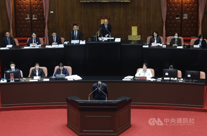 立法院第11屆第4會期施政總質詢28日傍晚落幕，行政院長卓榮泰（前中）於立委質詢結束後發表談話，並在議場鞠躬致意。中央社記者趙世勳攝　114年11月28日